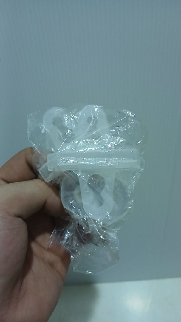 由 chengenter59190 (刊登 ID 1377249342，圖片 1) 提交，位於 新北市 (New Taipei) 的 【魚缸隔板吸盤】魚缸隔板夾 玻璃吸盤隔離夾 分隔夾 隔離板 魚缸隔離網 魚缸隔板 吸盤夾 固定夾 (類別：寵物及其他)，說明：<<使用方法>> 將小於魚缸內部尺寸3mm的玻璃、壓克力等分隔板（需自行購買）裝入卡子，再將卡子利用吸盤黏在魚缸內壁即可穩固隔板，將魚缸隔開多個部分。可以將不同習性魚兒在同一缸內分開飼養。 <<使用提示>> 如果是小缸一般一次需要購買2個，如果是大缸一次至少需要購買4個才夠。 <<使用建議>> 每塊玻璃使用4個，底部2個，玻璃上部兩側各一個。或者玻璃兩側各兩個。 <<規格>> 適用於：4mm/5mm/6mm玻璃隔板使用。 數量(一包10元，1包2個)：11/包 👇 ʕ•ᴥ•ʔ👇 ʕ•ᴥ•ʔ👇 ʕ•ᴥ•ʔ👇 ʕ•ᴥ•ʔ👇 ʕ•ᴥ•ʔ👇 ʕ•ᴥ•ʔ👇 ʕ•ᴥ•ʔ👇 ʕ•ᴥ•ʔ👇 希望有想買的人儘快下手！因我們採：先來先