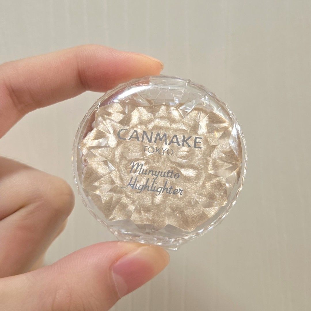 由 coookkiie (刊登 ID 1377367835，圖片 1) 提交，位於 台北市 (Taipei) 的 全新✨️ 日本 CANMAKE 水潤柔光打亮霜 #01月光寶石 (類別：化妝品)，說明：誠心/多帶可小議（運費皆自行負擔） 全新未拆封 從日本藥妝店帶回 保證正版 色號是01號月光寶石 米白色+金銀珠光 因個人沒有使用打亮的習慣故出售✨️。