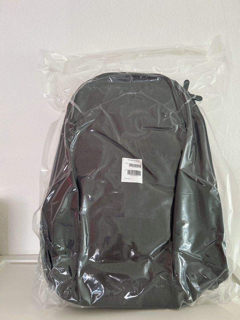 Acer grey backpack (Category: Laptop Bags & Sleeves) located in Singapore. Submitted by chenglena (Listing ID 1377311121, Image 1). Description: .