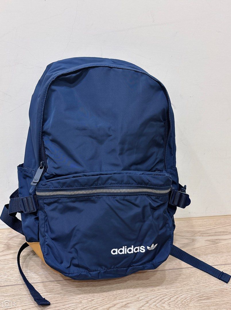 由 peng2690 (刊登 ID 1377312437，圖片 1) 提交，位於 台北市 (Taipei) 的 Adidas 愛迪達 運動後背包 (類別：其他運動配件)，說明：Adidas 全新後背包 型號：GD4765 尺寸：單一尺寸 材質：100%聚酯纖維 背包兩側有口袋 正面有拉鏈口袋 底部紋皮革材質 內有拉鏈內袋，可放置筆電 此商品為正品 請安心購買✅ 原價：2090$ 。
