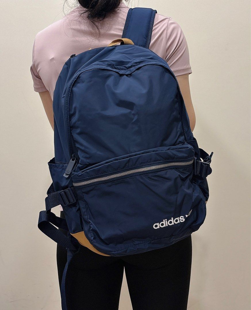 由 peng2690 (刊登 ID 1377312437，圖片 3) 提交，位於 台北市 (Taipei) 的 Adidas 愛迪達 運動後背包 (類別：其他運動配件)，說明：Adidas 全新後背包 型號：GD4765 尺寸：單一尺寸 材質：100%聚酯纖維 背包兩側有口袋 正面有拉鏈口袋 底部紋皮革材質 內有拉鏈內袋，可放置筆電 此商品為正品 請安心購買✅ 原價：2090$ 。