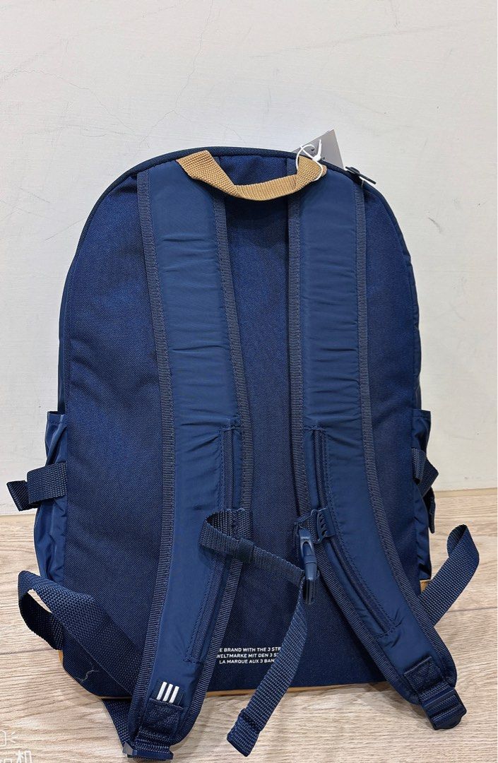 由 peng2690 (刊登 ID 1377312437，圖片 2) 提交，位於 台北市 (Taipei) 的 Adidas 愛迪達 運動後背包 (類別：其他運動配件)，說明：Adidas 全新後背包 型號：GD4765 尺寸：單一尺寸 材質：100%聚酯纖維 背包兩側有口袋 正面有拉鏈口袋 底部紋皮革材質 內有拉鏈內袋，可放置筆電 此商品為正品 請安心購買✅ 原價：2090$ 。