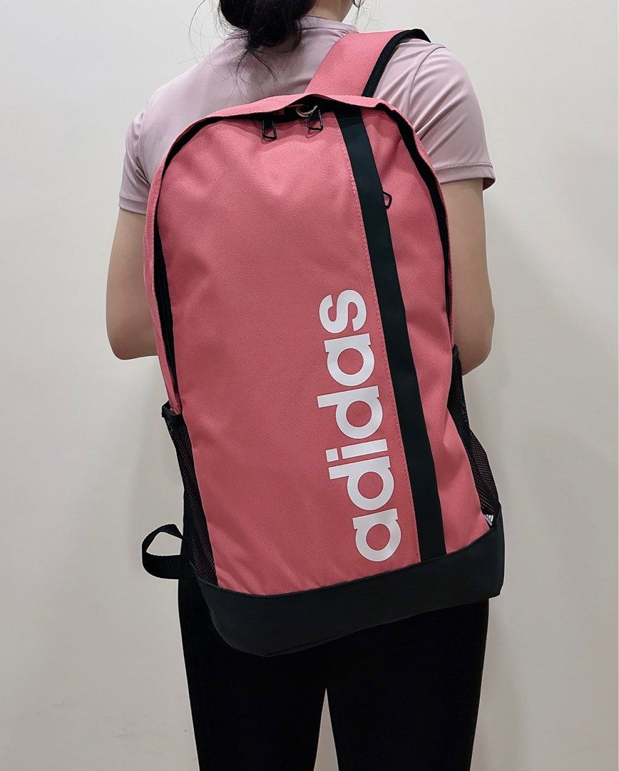 由 peng2690 (刊登 ID 1377310776，圖片 3) 提交，位於 台北市 (Taipei) 的 Adidas 愛迪達 粉色雙肩後背包 (類別：其他運動配件)，說明：全新 正品 Adidas運動背包 尺寸：單一尺寸 型號：GN2016 材質：100%聚酯纖維 兩側有口袋 正面有拉鏈口袋 商品皆為正品 請安心購買✅。