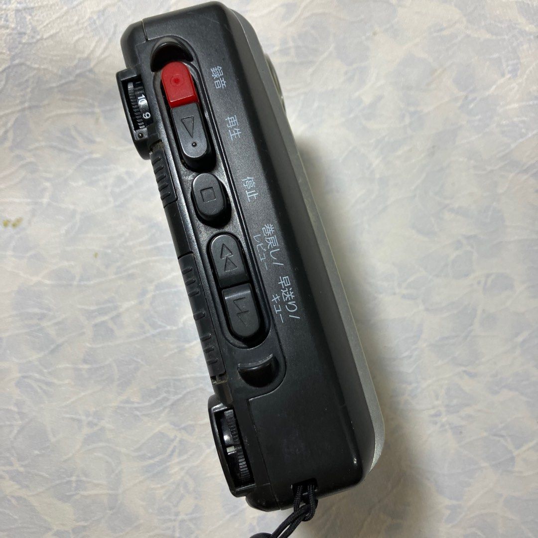 由 yoyo0144 (刊登 ID 1377216416，圖片 2) 提交，位於 新北市 (New Taipei) 的 【Aiwa】卡帶式立體錄放音機TP-VS550（二手功能正常）功能全面外觀新 (類別：錄音機)，說明：這是Sony收購aiwa之後的產品，品牌是aiwa製造公司是Sony，是一個時代的產物，也值得收藏，也是收錄音機時代的最大全面齊全功能 ✅二手稀品，保存極好，一切功能都正常，如影片 ✅外觀如圖實拍，外觀保存如新 ✅錄音功能強大，並可當放音隨身聼 商場有空白錄音帶可以加購 商品特色（功能強大） ● 🎉卡帶錄音/放音功能（立體） ● 🎉具隱藏式立體麥克風 ● 🎉音聲啓動功能（配合音量和背景有聲音才錄音） ● 🎉可review/cue方便找 ● 🎉速度快慢調整 ● 🎉一時停止 ● 🎉二倍速錄音，節省錄音帶 ● 🎉錄音電池顯示 ● 🎉有計數器設計 ● 🎉有錄音消除雜音開關 ●有耳機外接/麥克風外接 使用三號電池二個或電源揷孔3V 。