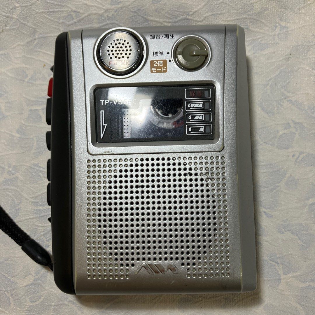 由 yoyo0144 (刊登 ID 1377216416，圖片 1) 提交，位於 新北市 (New Taipei) 的 【Aiwa】卡帶式立體錄放音機TP-VS550（二手功能正常）功能全面外觀新 (類別：錄音機)，說明：這是Sony收購aiwa之後的產品，品牌是aiwa製造公司是Sony，是一個時代的產物，也值得收藏，也是收錄音機時代的最大全面齊全功能 ✅二手稀品，保存極好，一切功能都正常，如影片 ✅外觀如圖實拍，外觀保存如新 ✅錄音功能強大，並可當放音隨身聼 商場有空白錄音帶可以加購 商品特色（功能強大） ● 🎉卡帶錄音/放音功能（立體） ● 🎉具隱藏式立體麥克風 ● 🎉音聲啓動功能（配合音量和背景有聲音才錄音） ● 🎉可review/cue方便找 ● 🎉速度快慢調整 ● 🎉一時停止 ● 🎉二倍速錄音，節省錄音帶 ● 🎉錄音電池顯示 ● 🎉有計數器設計 ● 🎉有錄音消除雜音開關 ●有耳機外接/麥克風外接 使用三號電池二個或電源揷孔3V 。