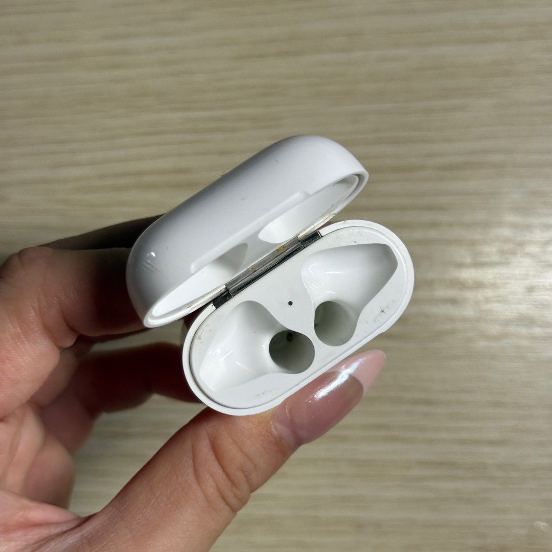 Apple AirPods 2nd Gen with Charging Case (Category: Earphones) located in Singapore. Submitted by lunaloverxo (Listing ID 1377216447, Image 3). Description: FREE DELIVERY INCLUDED Selling because i have a new pair but still works well!! Includes the AirPods and the charging case. The charging case has a lightning port. The AirPods and case are white. The case has some minor cosmetic wear..