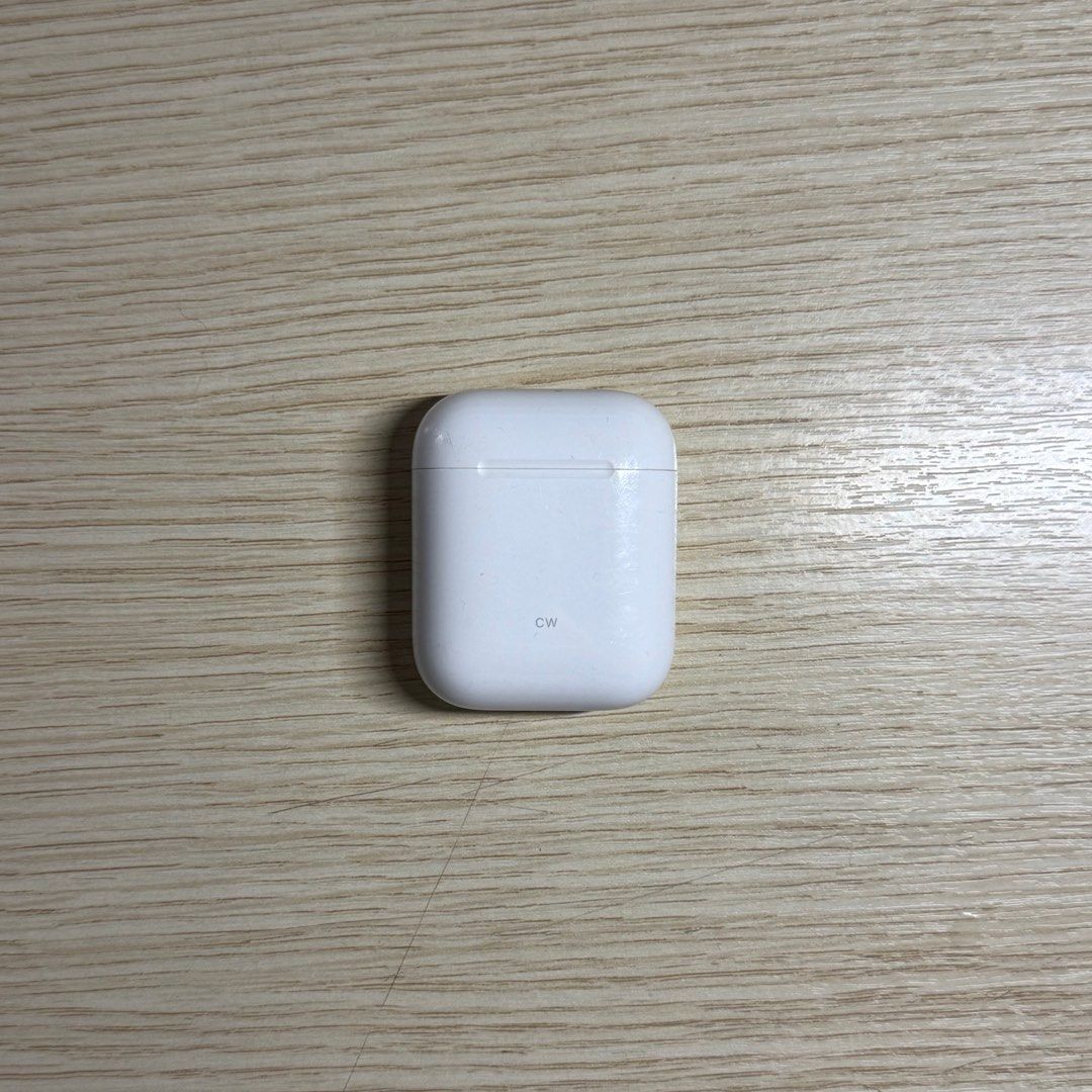 Apple AirPods 2nd Gen with Charging Case (Category: Earphones) located in Singapore. Submitted by lunaloverxo (Listing ID 1377216447, Image 2). Description: FREE DELIVERY INCLUDED Selling because i have a new pair but still works well!! Includes the AirPods and the charging case. The charging case has a lightning port. The AirPods and case are white. The case has some minor cosmetic wear..