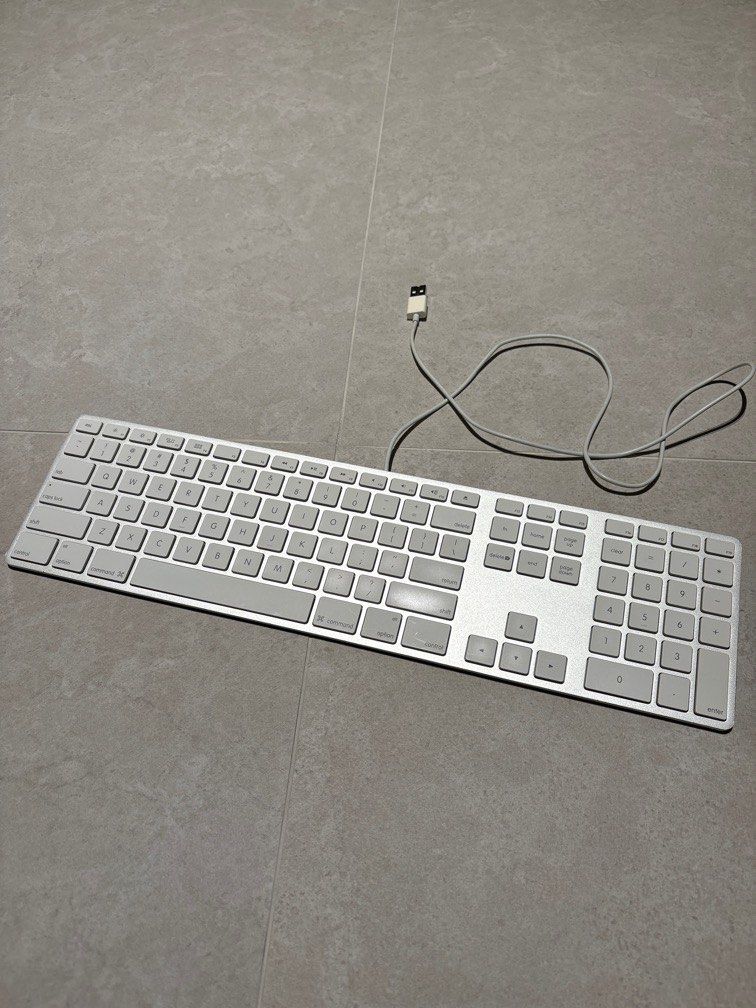 Apple full size keyboard (Category: Computer Keyboard) located in Singapore. Submitted by sirchinster (Listing ID 1377339380, Image 1). Description: Apple full size keyboard .