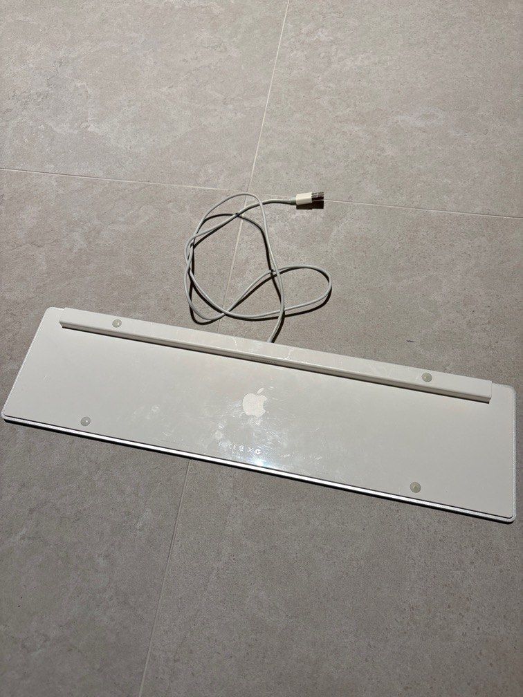 Apple full size keyboard (Category: Computer Keyboard) located in Singapore. Submitted by sirchinster (Listing ID 1377339380, Image 2). Description: Apple full size keyboard .