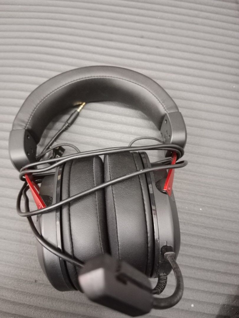 Asus H3 gaming headset. (Category: Headphones & Headsets) located in Singapore. Submitted by calamityx7942 (Listing ID 1377305397, Image 2). Description: .