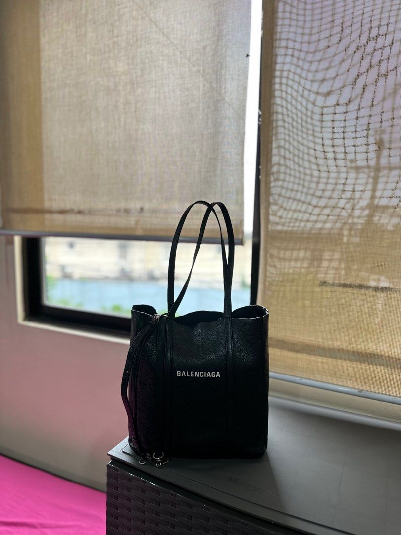 Authentic Balenciaga Everyday Tote bag (Category: Luxury Bags & Wallets) located in Cebu City. Submitted by worthitsizzums (Listing ID 1376470584, Image 2). Description: LAST PRICE!!! From 19k to 15k. Good deal With free insert.