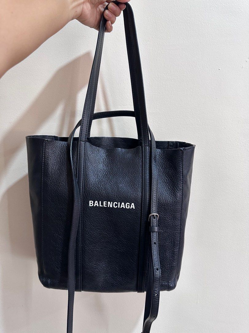 Authentic Balenciaga Everyday Tote bag (Category: Luxury Bags & Wallets) located in Cebu City. Submitted by worthitsizzums (Listing ID 1376470584, Image 3). Description: LAST PRICE!!! From 19k to 15k. Good deal With free insert.