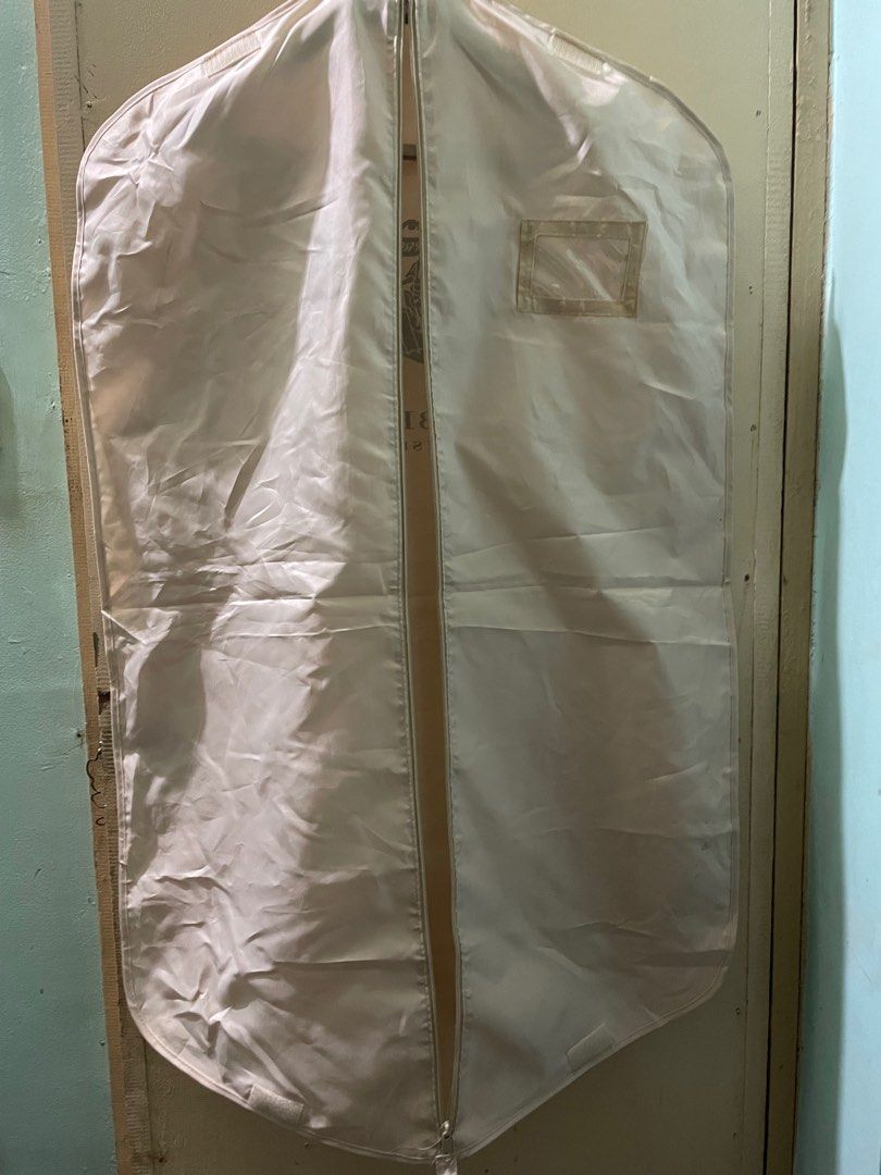 Authentic Burberry garment bag (Category: Luxury Accessories) located in Baguio. Submitted by claw_set (Listing ID 1377230330, Image 3). Description: No issues .