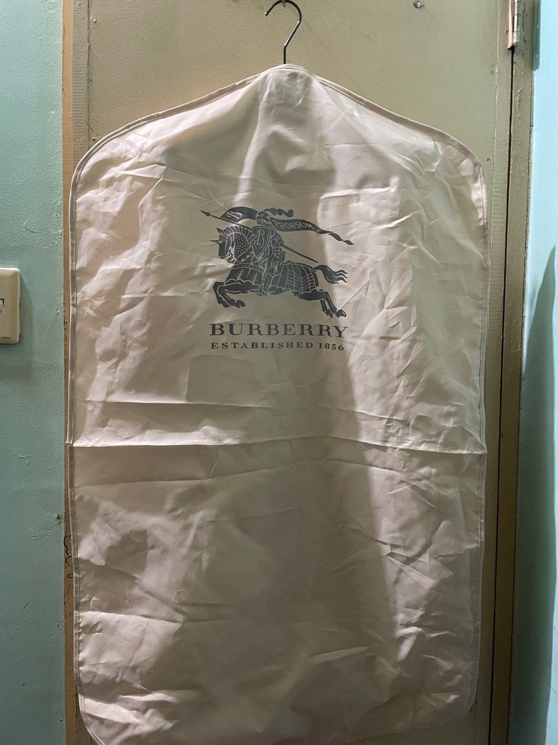 Authentic Burberry garment bag (Category: Luxury Accessories) located in Baguio. Submitted by claw_set (Listing ID 1377230330, Image 1). Description: No issues .