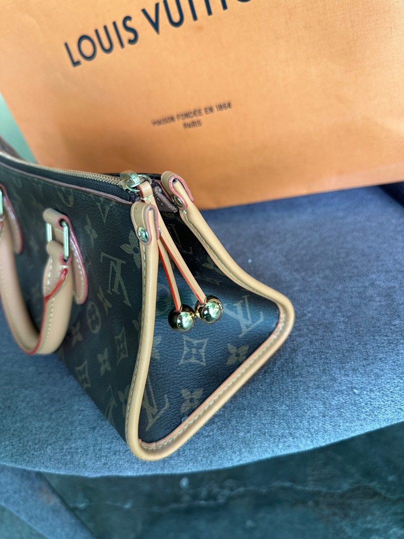 Authentic Louis Vuitton Popincourt handbag (Category: Luxury Bags & Wallets) located in Quezon City. Submitted by luxpro.mnl (Listing ID 1377200425, Image 3). Description: Authentic moneyback guarantee Comes with dustbag and paperbag.