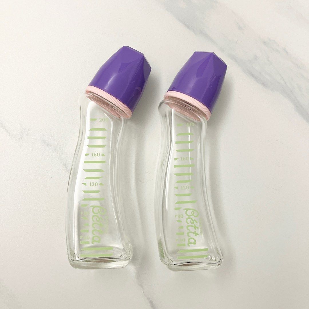 由 naughty_cat (刊登 ID 1377365579，圖片 1) 提交，位於 新北市 (New Taipei) 的 日本 Betta 防脹氣奶瓶 200ml x 2支 (類別：母乳及奶瓶)，說明：玻璃材質 放在娘家，極少使用，保存良好 奶嘴頭均已更換成貝親標準款S號，非Dr. Betta原本附的喔 一支250元，兩支一起帶450元。