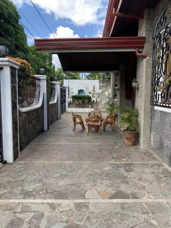 Bungalow House For Sale (Category: House & Lot) located in Paranaque City. Submitted by marketbasket (Listing ID 1377258678, Image 1). Description: Bungalow House for Sale Located in SunValley Subdivision Parañaque City. 📌3 min away from Skyway 📌 5 min away to Sm Bicutan 📌 10 min away to the airport 5 Bedrooms 304 sqm 2 car garage Fully furnished house Selling for 20 Million Pesos.