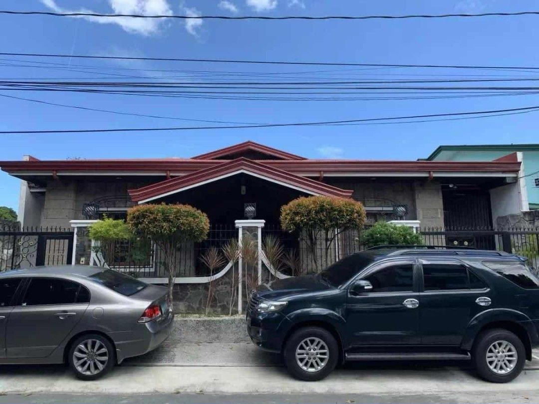 Bungalow House For Sale (Category: House & Lot) located in Paranaque City. Submitted by marketbasket (Listing ID 1377258678, Image 2). Description: Bungalow House for Sale Located in SunValley Subdivision Parañaque City. 📌3 min away from Skyway 📌 5 min away to Sm Bicutan 📌 10 min away to the airport 5 Bedrooms 304 sqm 2 car garage Fully furnished house Selling for 20 Million Pesos.