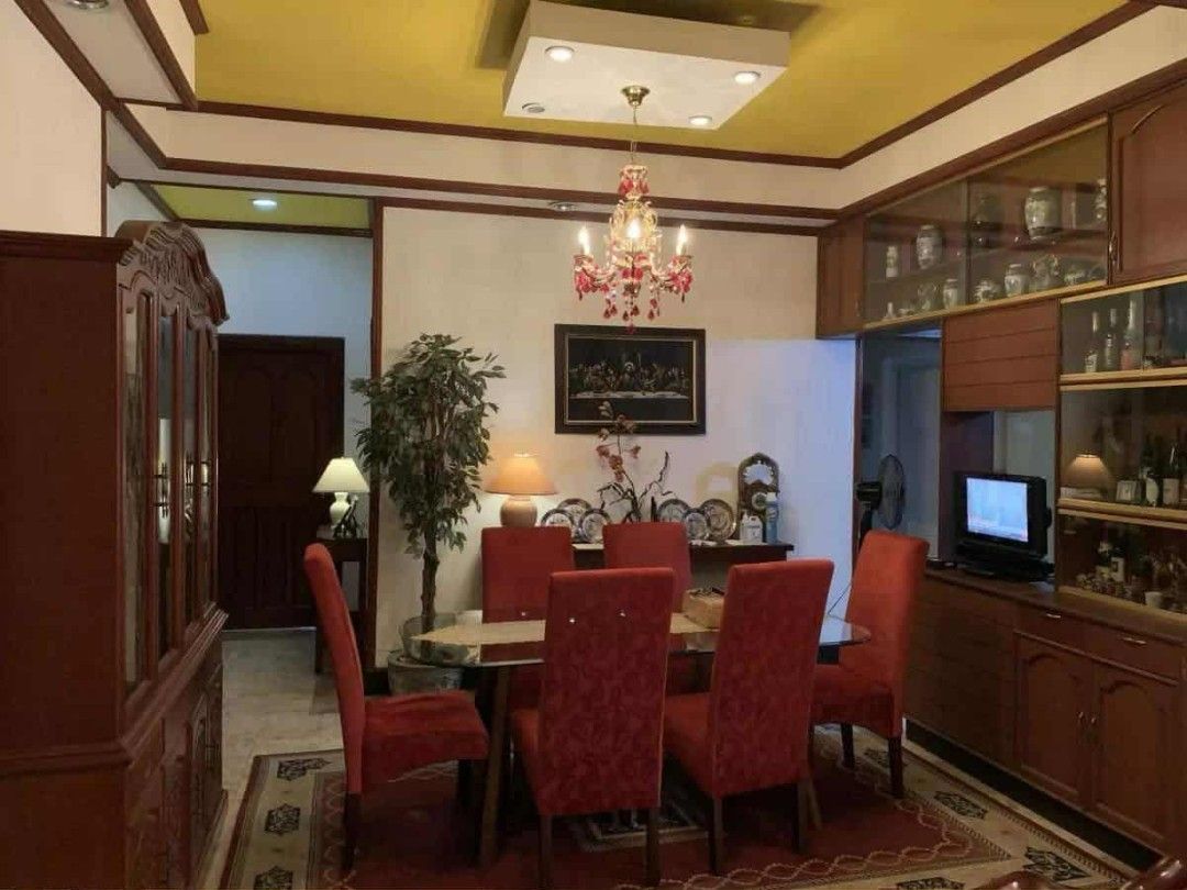 Bungalow House For Sale (Category: House & Lot) located in Paranaque City. Submitted by marketbasket (Listing ID 1377258678, Image 3). Description: Bungalow House for Sale Located in SunValley Subdivision Parañaque City. 📌3 min away from Skyway 📌 5 min away to Sm Bicutan 📌 10 min away to the airport 5 Bedrooms 304 sqm 2 car garage Fully furnished house Selling for 20 Million Pesos.