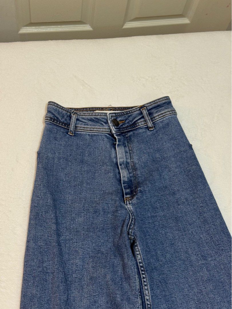 Zara Denim Wide Leg Pants (Category: Jeans) located in Mandaluyong City. Submitted by deguitokass (Listing ID 1377359522, Image 2). Description: RFS: too small on me already Used multiple times but still in rlly good condition Can fit up to S even if it’s XS Helping tags: Zara, H&M, Urban Revivo, Uniqlo, Bershka, Stradivarius, Forever 21, Love Bonito, Editors Market.