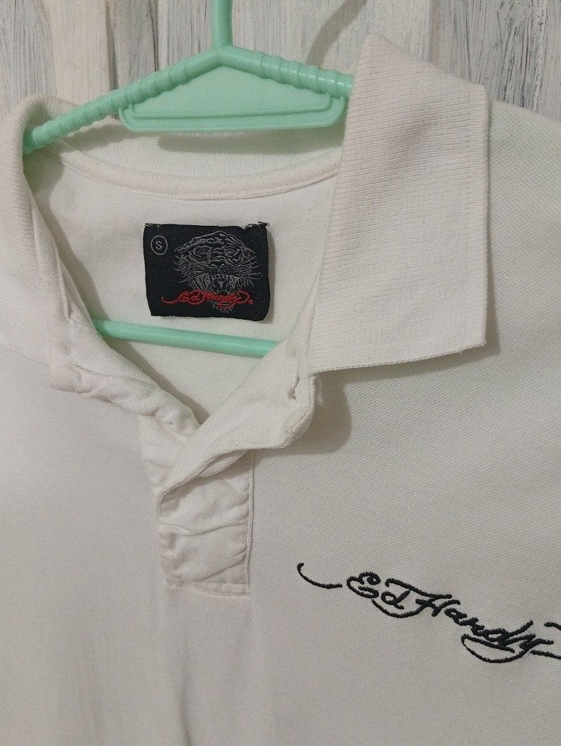 ED HARDY WHITE POLO SHIRT (Category: Tshirts & Polo Shirts ) located in Caloocan City. Submitted by llen. (Listing ID 1377224184, Image 1). Description: SIZE S LOCATION: NORTH CAL, QC.