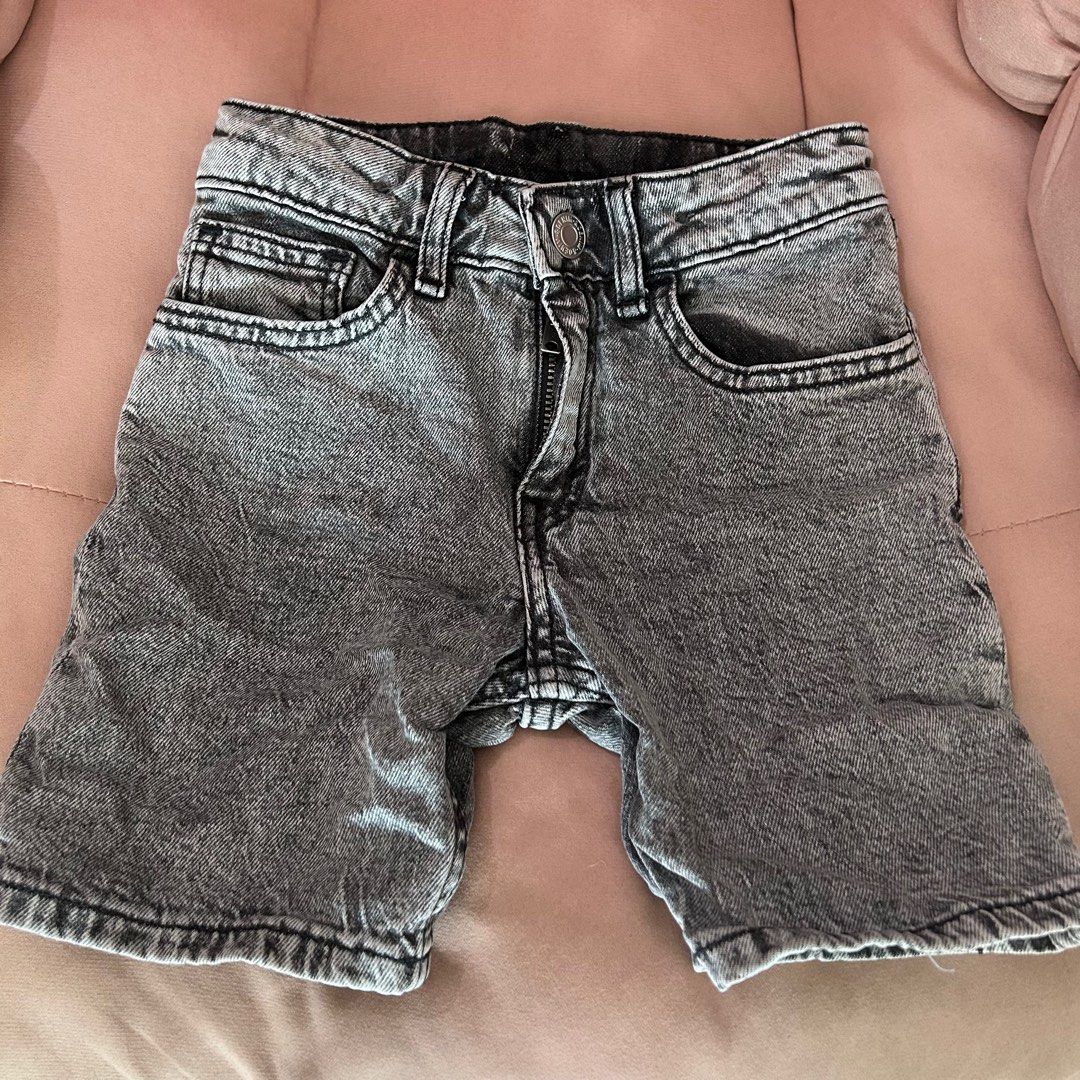 (EUR 104) H&M kids acid wash denim shorts (Category: Babies & Kids Fashion) located in Singapore. Submitted by cherylhxl (Listing ID 1377260375, Image 1). Description: Worn once only. Tagged size 104, 3-4yo. 27cm across. Either tracked mail or self collect at Rivervale..