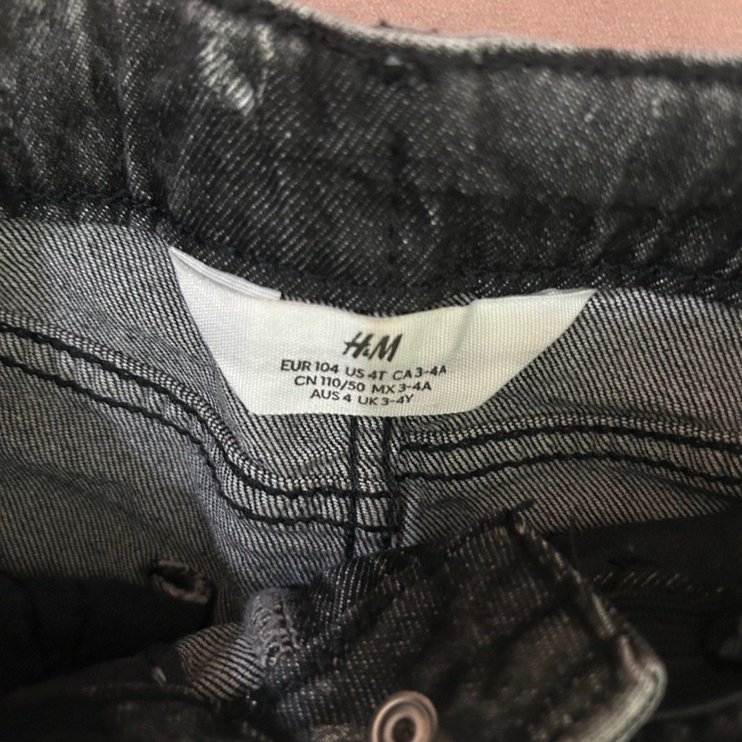 (EUR 104) H&M kids acid wash denim shorts (Category: Babies & Kids Fashion) located in Singapore. Submitted by cherylhxl (Listing ID 1377260375, Image 2). Description: Worn once only. Tagged size 104, 3-4yo. 27cm across. Either tracked mail or self collect at Rivervale..