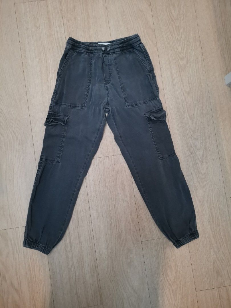 Grey Cargo Pants (Category: Babies & Kids Fashion) located in Singapore. Submitted by jw1084 (Listing ID 1377203823, Image 1). Description: 13-14 years old Item is in mint condition , no stains or rips in fabric..