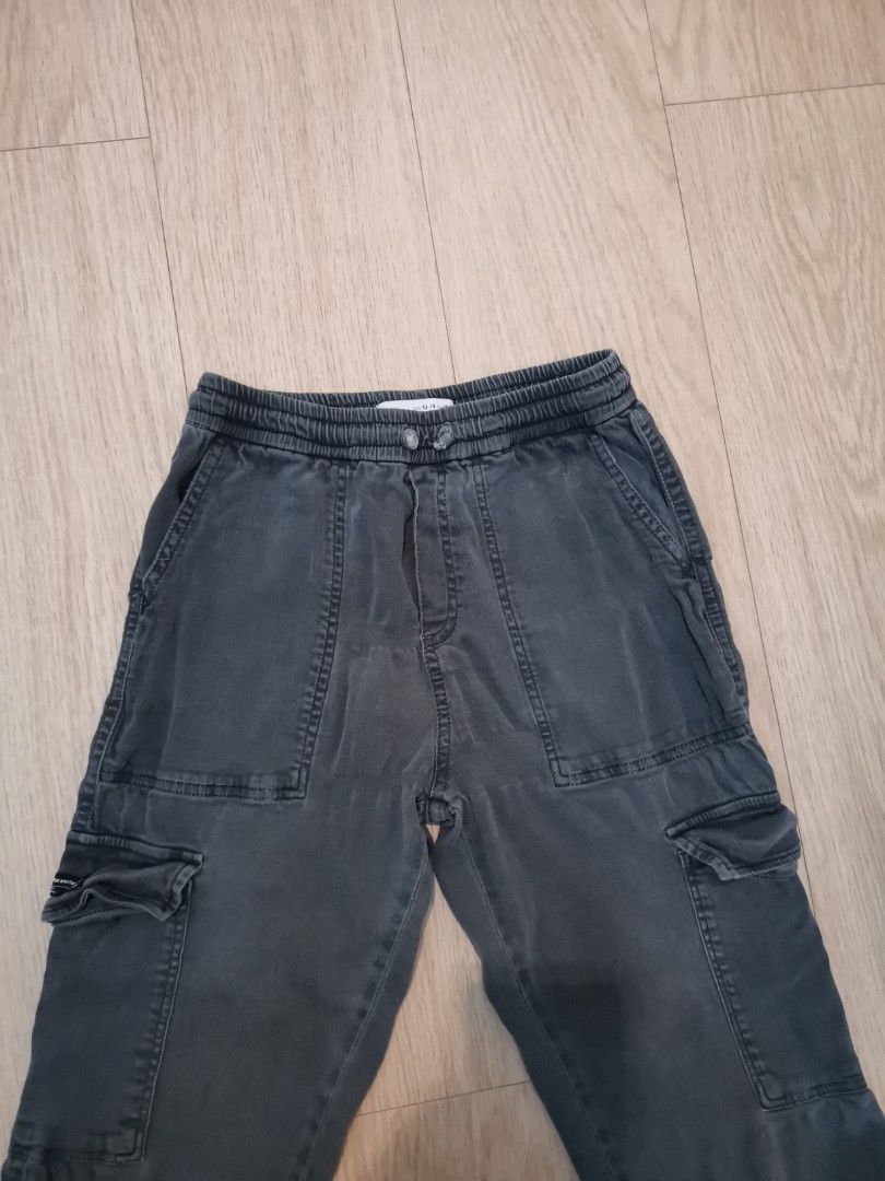 Grey Cargo Pants (Category: Babies & Kids Fashion) located in Singapore. Submitted by jw1084 (Listing ID 1377203823, Image 2). Description: 13-14 years old Item is in mint condition , no stains or rips in fabric..