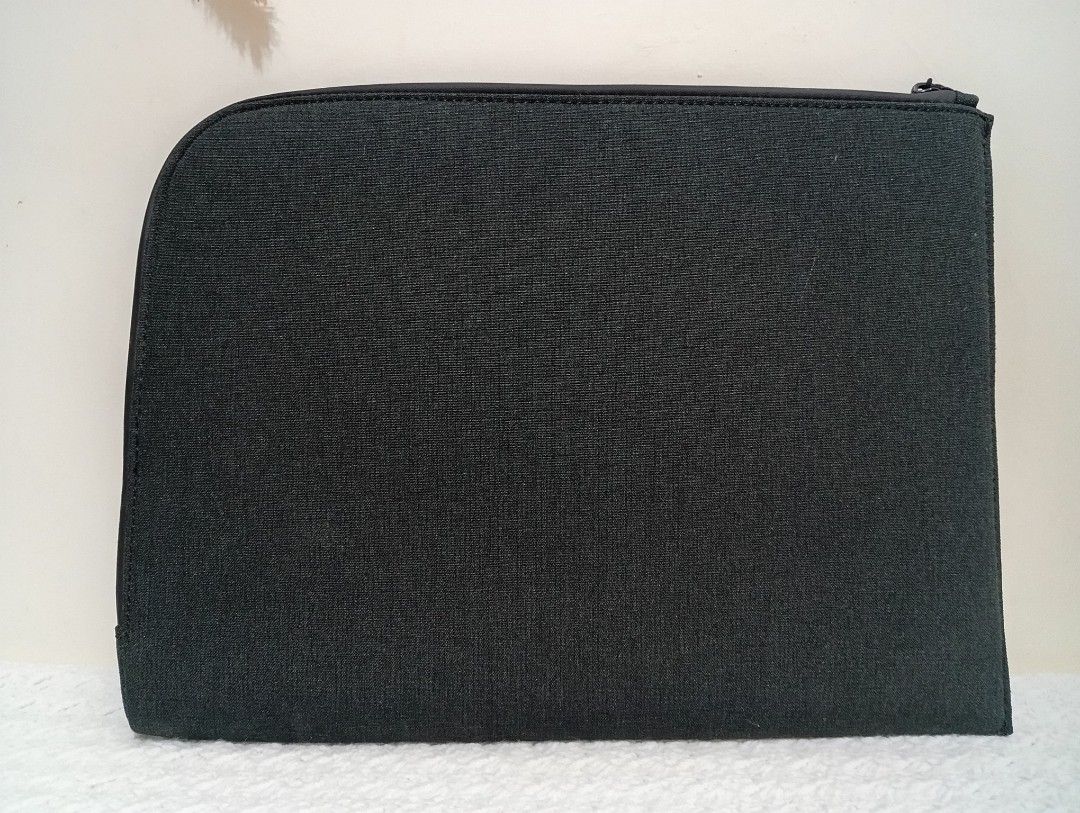 INCASE Compact Sleeve (Category: Laptop Bags & Sleeves) located in Baguio. Submitted by Zagada (Listing ID 1377263903, Image 2). Description: INCASE Compact Sleeve Like New Condition 13" x 9.75" Location- Baguio City Ship Nationwide via J&T Courier.