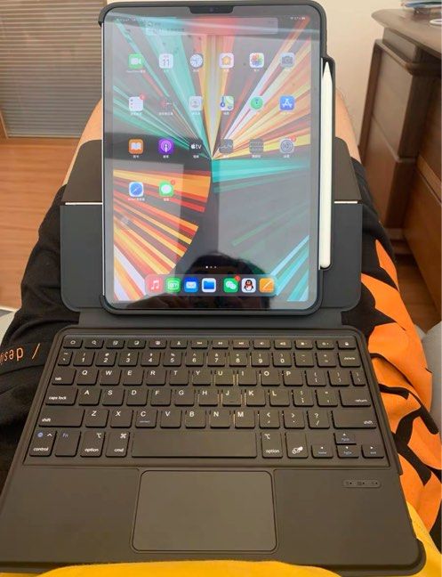 iPad keyboard magnetic case (Category: Laptops & Notebooks) located in Singapore. Submitted by honey_monster (Listing ID 1377250928, Image 3). Description: For iPad Pro - 11 inch Good condition Note that product does not come with iPad and pen, for showcase only. Selling only the keyboard casing .