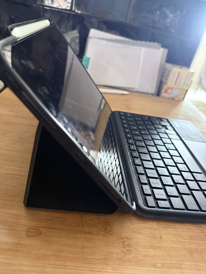 iPad keyboard magnetic case (Category: Laptops & Notebooks) located in Singapore. Submitted by honey_monster (Listing ID 1377250928, Image 2). Description: For iPad Pro - 11 inch Good condition Note that product does not come with iPad and pen, for showcase only. Selling only the keyboard casing .