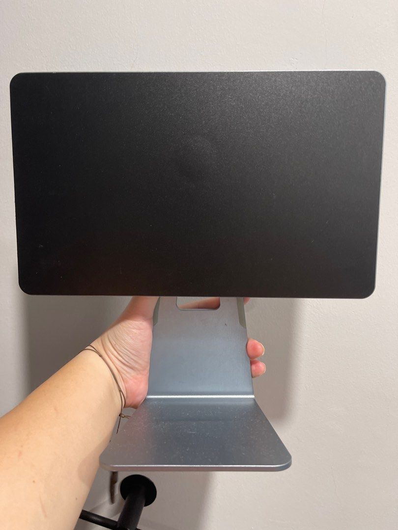 iPad stand (Category: Other Accessories) located in Singapore. Submitted by nwego (Listing ID 1377358922, Image 3). Description: Super solid magnetic ipad pro 12inch stand.