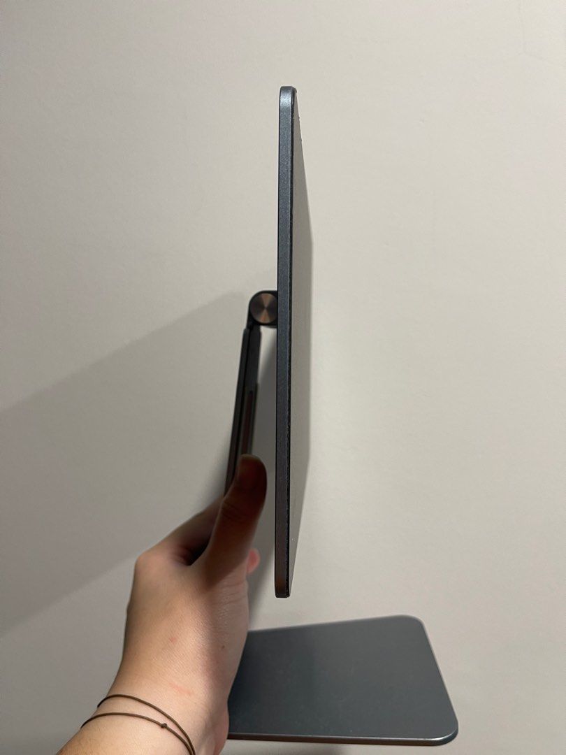 iPad stand (Category: Other Accessories) located in Singapore. Submitted by nwego (Listing ID 1377358922, Image 2). Description: Super solid magnetic ipad pro 12inch stand.
