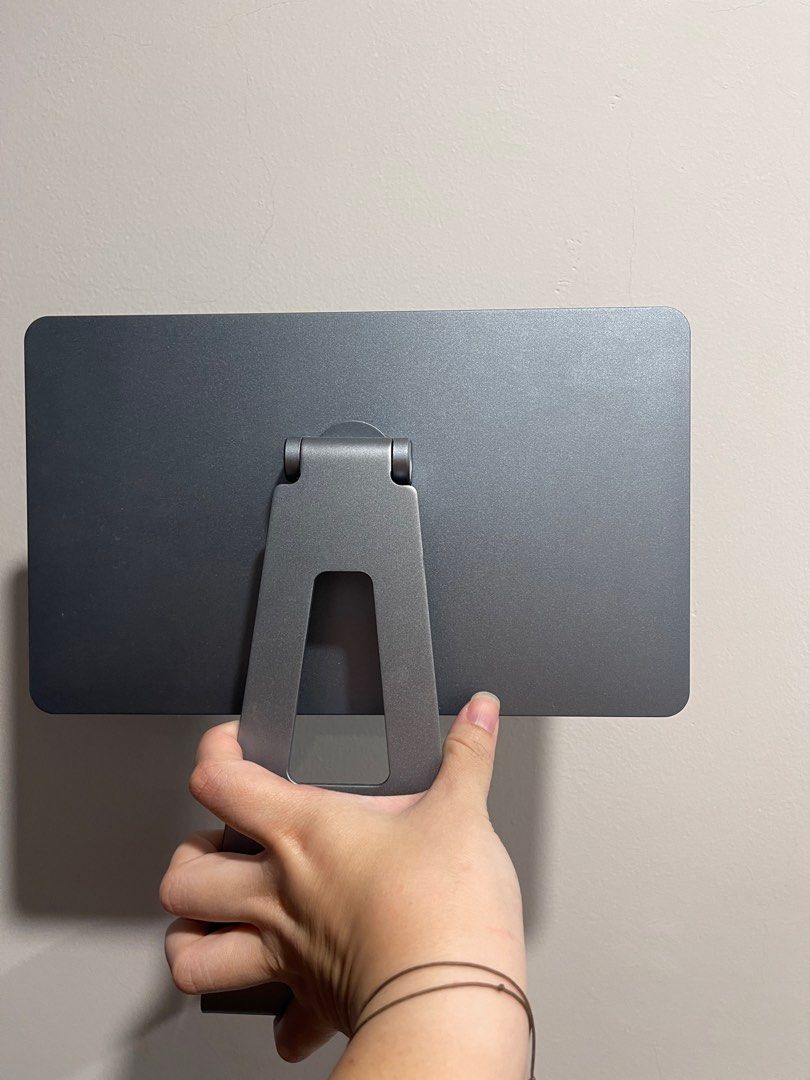 iPad stand (Category: Other Accessories) located in Singapore. Submitted by nwego (Listing ID 1377358922, Image 1). Description: Super solid magnetic ipad pro 12inch stand.