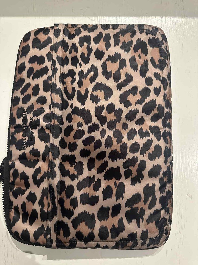 Kate Spade Laptop Bag 14” (Category: Laptop Bags & Sleeves) located in Taguig. Submitted by studiogammo (Listing ID 1377199885, Image 1). Description: Kate Spade Laptop/Ipad Bag With pocket .