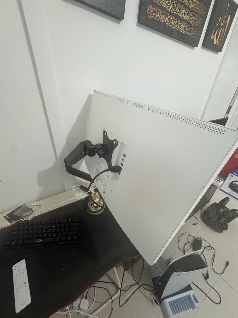 LG Smart monitor 27 inch (Category: Monitor Screens) located in Singapore. Submitted by isyarffj (Listing ID 1377314435, Image 3). Description: LG 27-inch Smart monitor. White. Excellent condition. Rarely used. Smart functions. Includes stand. Self collect at Bedok North Blk 429A.