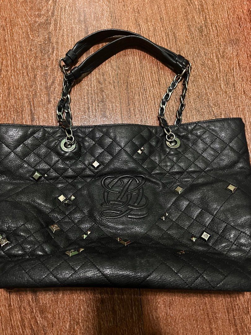 Louis Quatorze Quilted Shoulder Bag (Category: Shoulder Bags) located in Quezon City. Submitted by acjignacio (Listing ID 1377292429, Image 2). Description: Slightly used No leather cracks With signs of use (creases - shown on photos) No major flaws Medium size (expandable) Rfs: decluttering .
