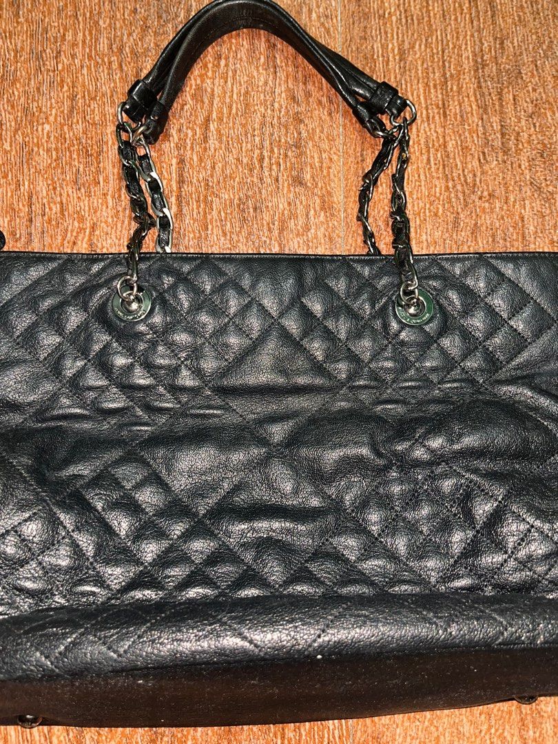 Louis Quatorze Quilted Shoulder Bag (Category: Shoulder Bags) located in Quezon City. Submitted by acjignacio (Listing ID 1377292429, Image 3). Description: Slightly used No leather cracks With signs of use (creases - shown on photos) No major flaws Medium size (expandable) Rfs: decluttering .