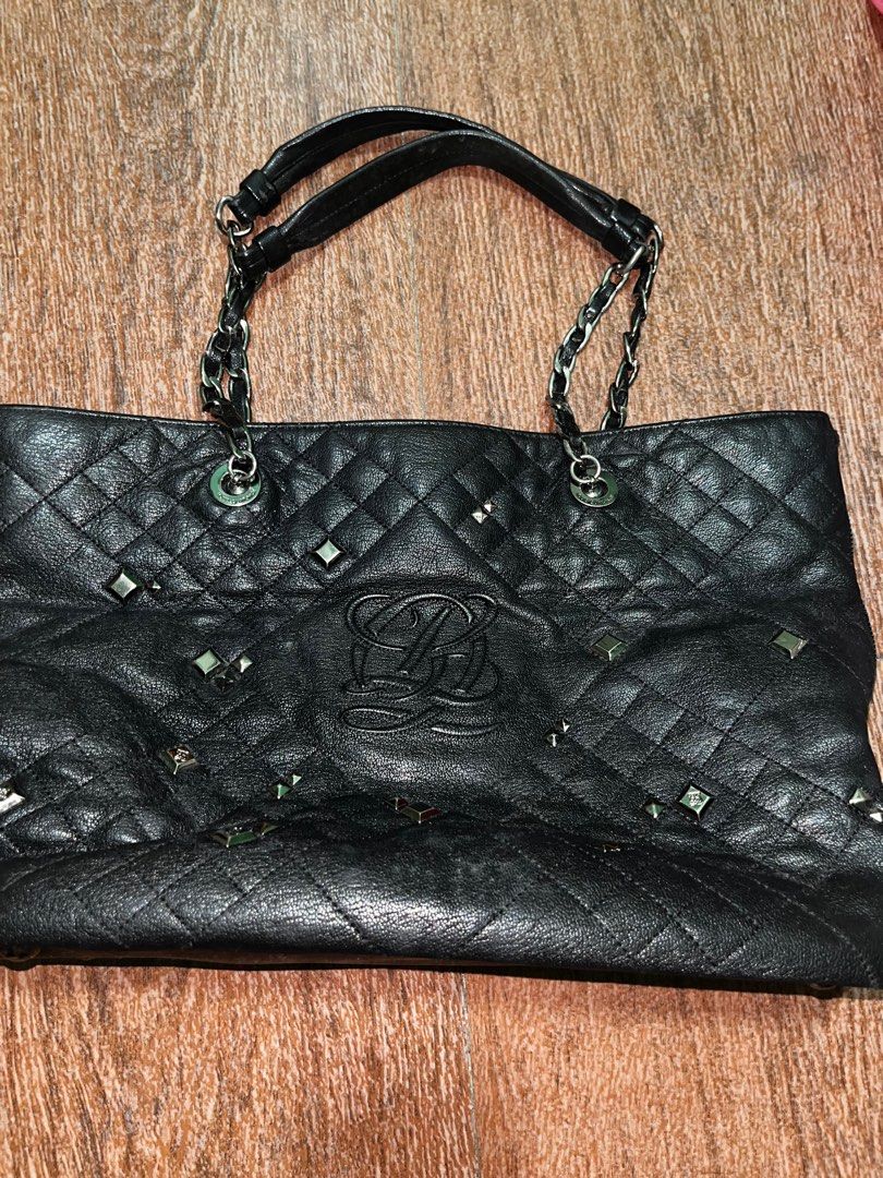 Louis Quatorze Quilted Shoulder Bag (Category: Shoulder Bags) located in Quezon City. Submitted by acjignacio (Listing ID 1377292429, Image 1). Description: Slightly used No leather cracks With signs of use (creases - shown on photos) No major flaws Medium size (expandable) Rfs: decluttering .