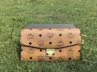 (Category: ) located in . Submitted by fashion.shoppp (Listing ID 1377341652, Image 1). Description: .