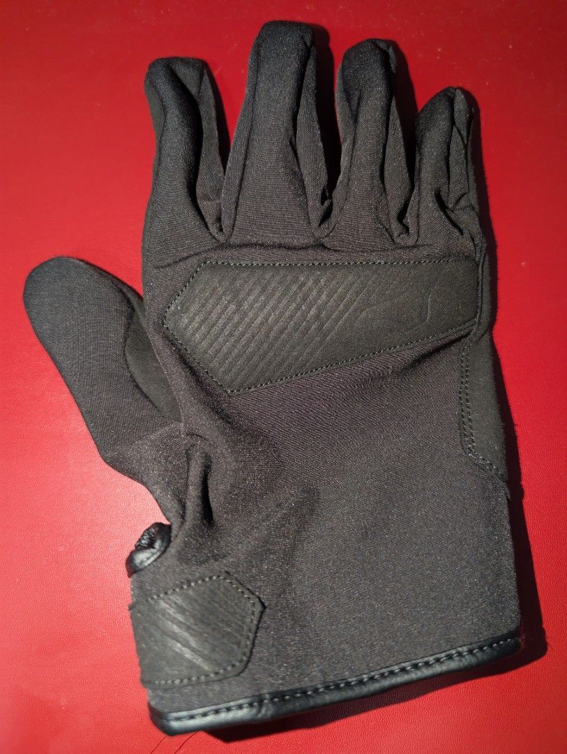 Macna Spactra Glove Black (101) - XXL (Category: Motorcycle Apparel) located in Singapore. Submitted by jchjonathan (Listing ID 1377313359, Image 2). Description: Soft shell knuckle with palm protection, great for hot riding conditions. Touch tip fabrics for both index fingers, allows you to operate touch screen through the gloves..