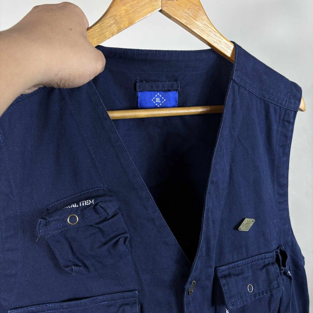 Madness multipocket (Category: Vests) located in Caloocan City. Submitted by findandwander (Listing ID 1377343970, Image 2). Description: .