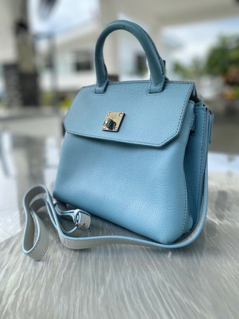 MCM KELY BAG (Category: Luxury Bags & Wallets) located in Dumanjug. Submitted by avegailbal20275 (Listing ID 1377257258, Image 3). Description: Authentic Used MCM KELY BAG, small size Kasya small o long wallet and phone, flaws rubber lining Sa gilid nang bag.