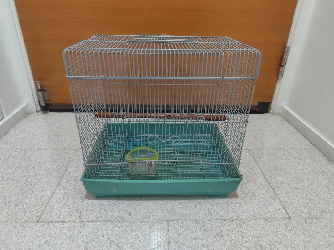 Metal bird cage for canary/lovebird/ finches (Category: Homes & Other Pet Accessories) located in Singapore. Submitted by kwaren_5 (Listing ID 1377373248, Image 1). Description: .