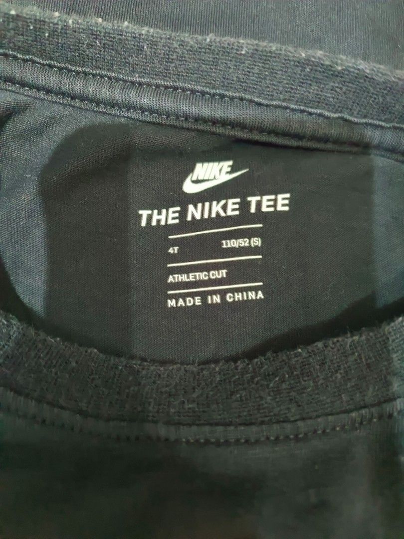 由 qq0926559880 (刊登 ID 1377250225，圖片 3) 提交，位於 台中市 (Taichung) 的 NIKE 尺寸：4T (類別：嬰兒及兒童流行時尚)，說明：黑色 有點刷白 領子部份有起毛球 粗穿 尺寸：4T。