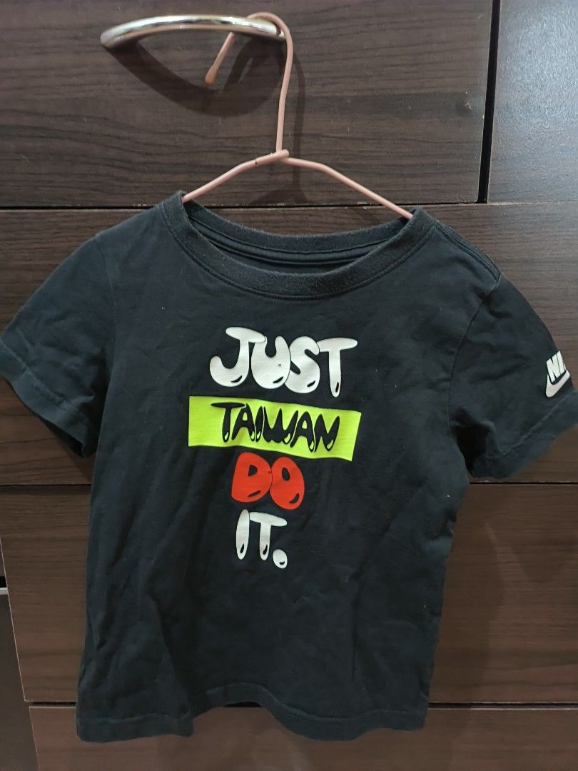 由 qq0926559880 (刊登 ID 1377250225，圖片 1) 提交，位於 台中市 (Taichung) 的 NIKE 尺寸：4T (類別：嬰兒及兒童流行時尚)，說明：黑色 有點刷白 領子部份有起毛球 粗穿 尺寸：4T。