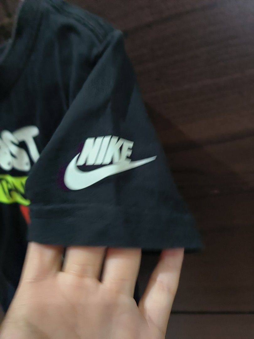 由 qq0926559880 (刊登 ID 1377250225，圖片 2) 提交，位於 台中市 (Taichung) 的 NIKE 尺寸：4T (類別：嬰兒及兒童流行時尚)，說明：黑色 有點刷白 領子部份有起毛球 粗穿 尺寸：4T。