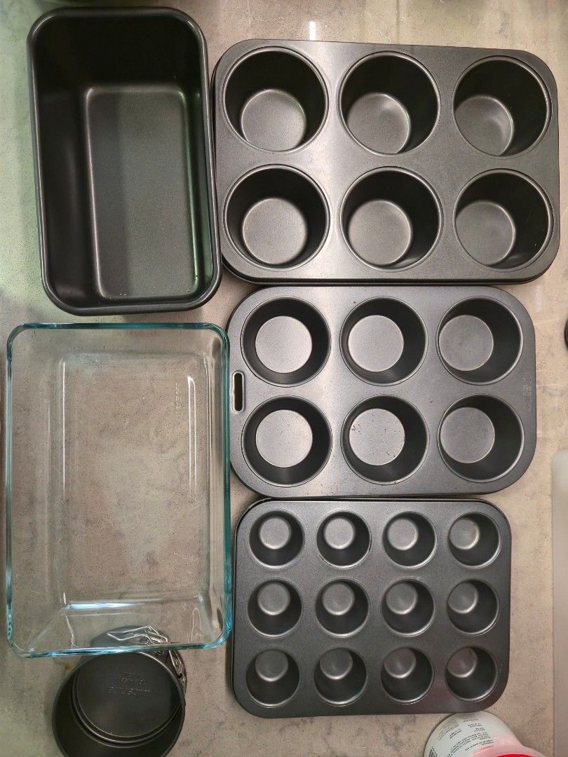 Non stick baking trays and dish