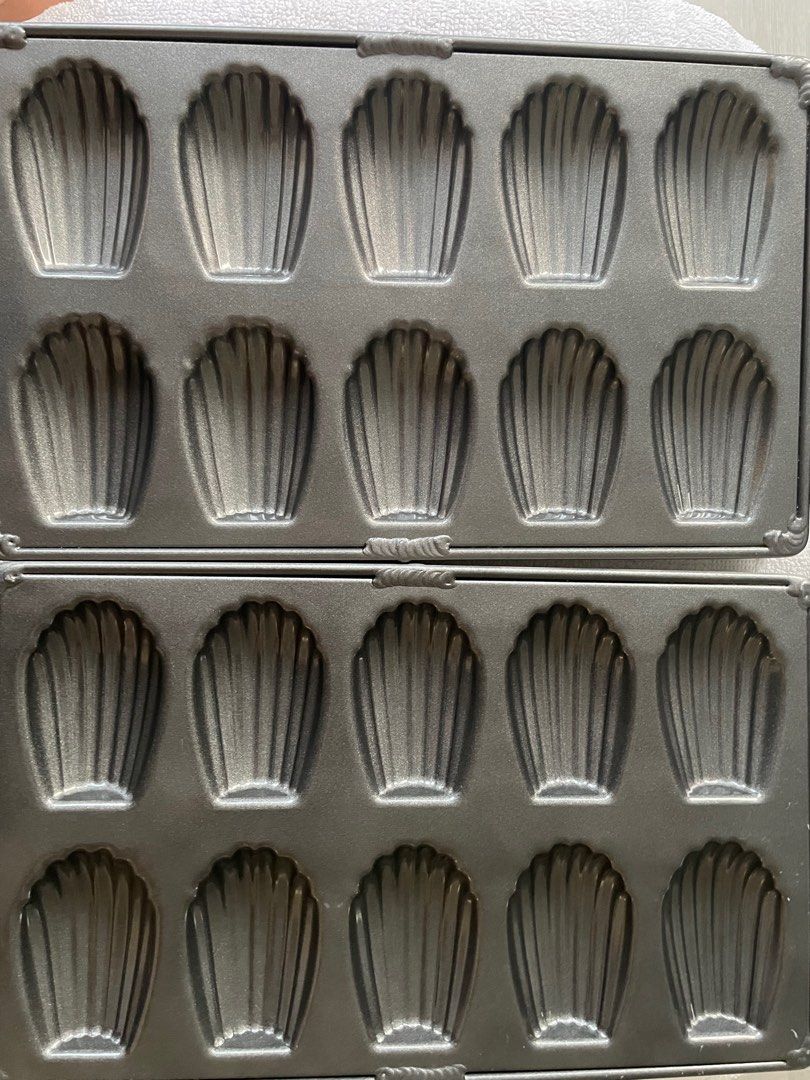 Non stick madeleine tray